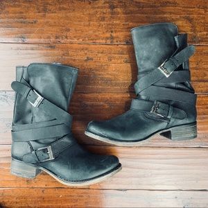 ⬇️ Steve Madden Brewzzer Boots